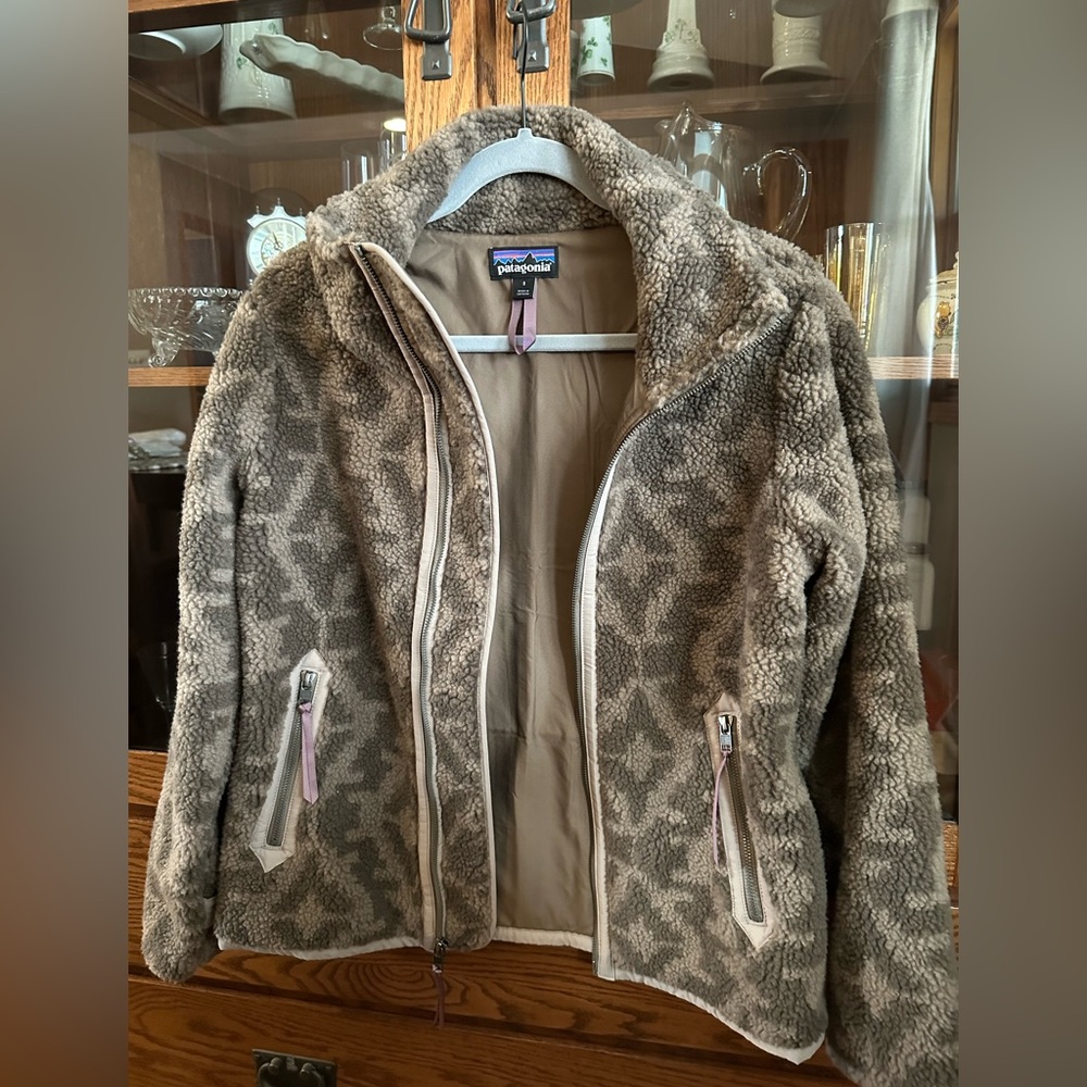 Patagonia divided sky women’s jacket never worn. Sz small.